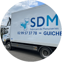 Camion SDM menuiseries PVC à Guichen