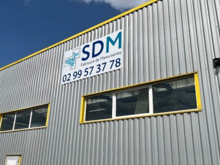 Devanture de l'usine SDM à Guichen, fabricant de menuiseries PVC